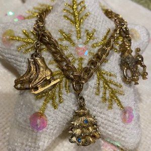 HOLIDAY🎄🎄VTG MONET Gold Tone Link Charm BRACELET